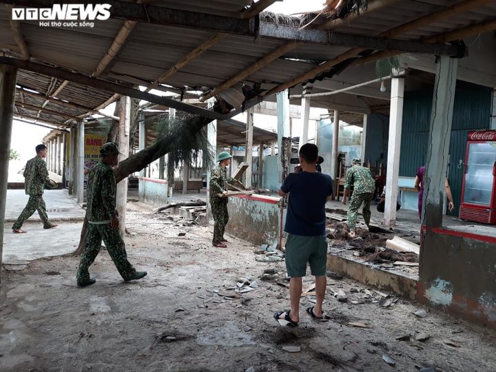 Quảng Trị - Huế tan hoang sau bão số 5, quân dân chung tay khắc phục - 1