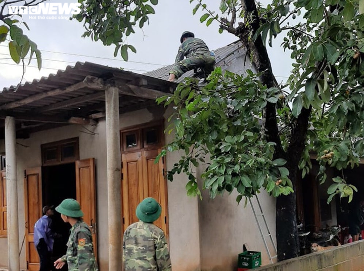 Quảng Trị - Huế tan hoang sau bão số 5, quân dân chung tay khắc phục - 5