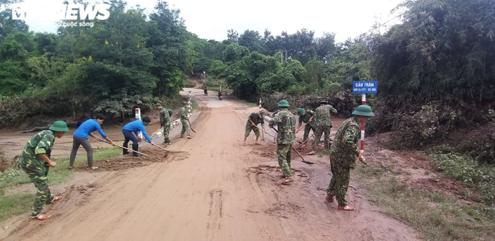Quảng Trị - Huế tan hoang sau bão số 5, quân dân chung tay khắc phục - 8