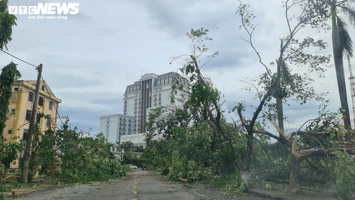 Quảng Trị - Huế tan hoang sau bão số 5, quân dân chung tay khắc phục - 15