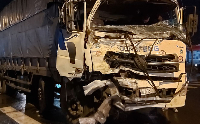 Ô tô tải tông xe buýt, 20 người nhập viện - 2