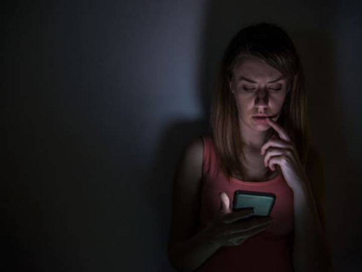 9 điều ngớ ngẩn mà người thất tình hay làm sau khi chia tay - 2