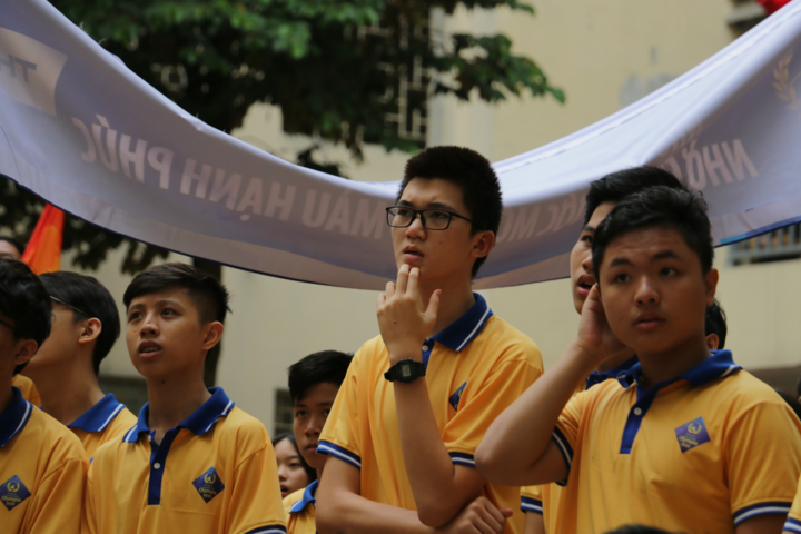 Học sinh Hà Nội đội mưa cổ vũ thí sinh thi chung kết Olympia năm thứ 20 - 2