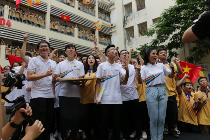 Học sinh Hà Nội đội mưa cổ vũ thí sinh thi chung kết Olympia năm thứ 20 - 5