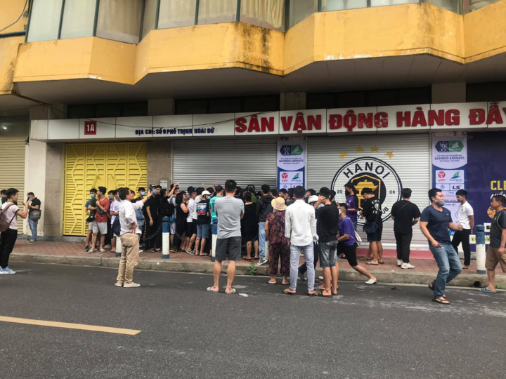 CĐV chen nhau mua vé xem Quang Hải, Bùi Tiến Dũng đá chung kết Cúp Quốc gia - 1