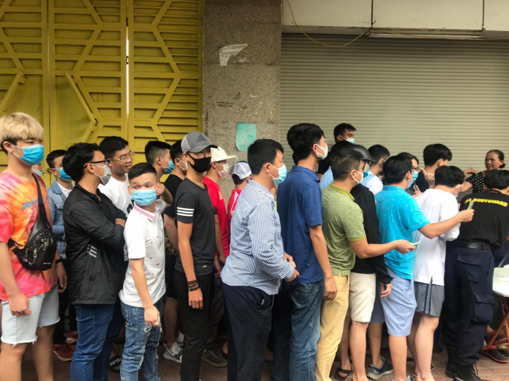CĐV chen nhau mua vé xem Quang Hải, Bùi Tiến Dũng đá chung kết Cúp Quốc gia - 2