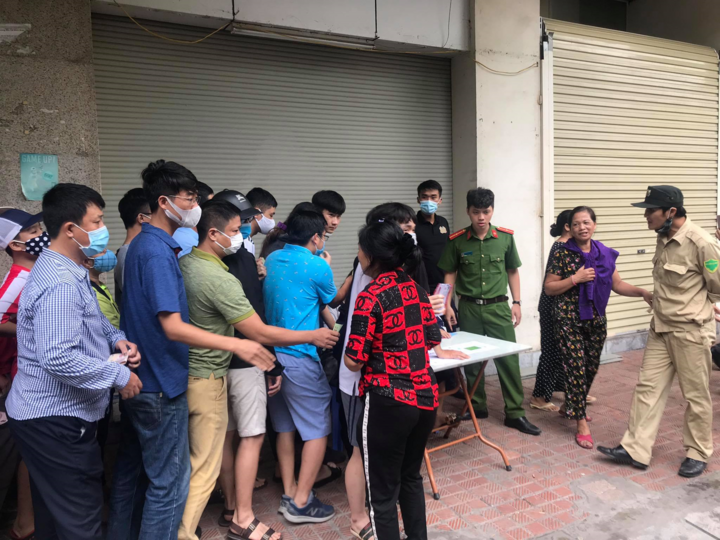 CĐV chen nhau mua vé xem Quang Hải, Bùi Tiến Dũng đá chung kết Cúp Quốc gia - 3