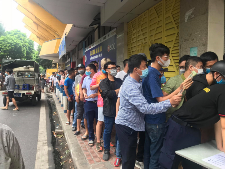 CĐV chen nhau mua vé xem Quang Hải, Bùi Tiến Dũng đá chung kết Cúp Quốc gia - 4