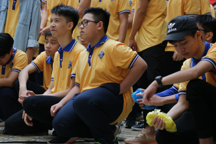 Học sinh Hà Nội đội mưa cổ vũ thí sinh thi chung kết Olympia năm thứ 20 - 1