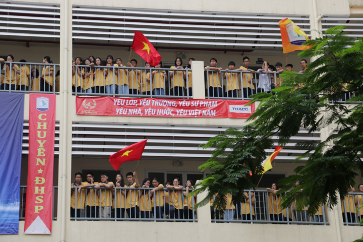 Học sinh Hà Nội đội mưa cổ vũ thí sinh thi chung kết Olympia năm thứ 20 - 10