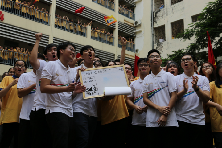 Học sinh Hà Nội đội mưa cổ vũ thí sinh thi chung kết Olympia năm thứ 20 - 7