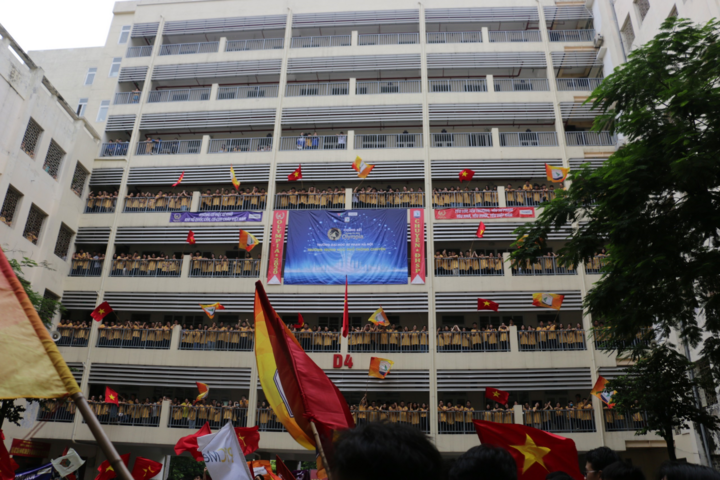 Học sinh Hà Nội đội mưa cổ vũ thí sinh thi chung kết Olympia năm thứ 20 - 9