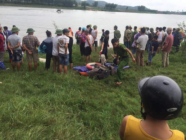 Tài xế lao xuống sông cứu cô gái, cả hai bị nước cuốn thiệt mạng - 1