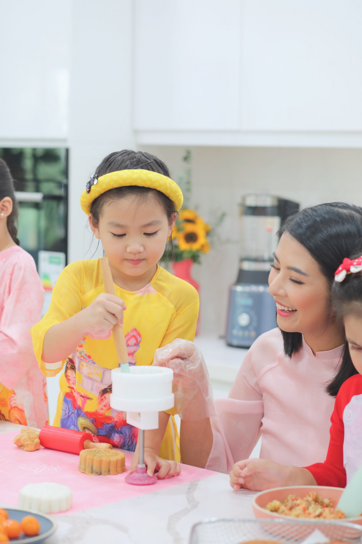 Hoa hậu Ngọc Hân làm bánh trung thu tặng người thân - 1