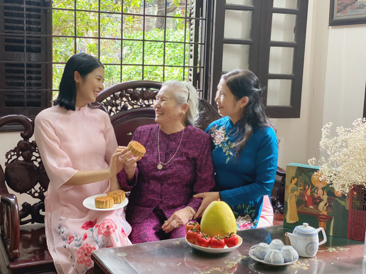 Hoa hậu Ngọc Hân làm bánh trung thu tặng người thân - 2
