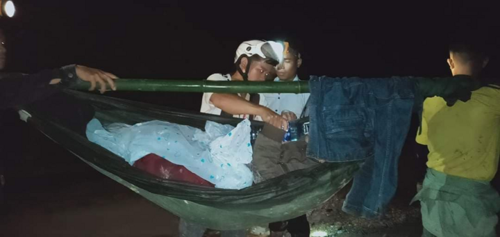 Đường sạt lở, 16 thanh niên khiêng thiếu nữ vượt gần 40 cây số đi cấp cứu - 1