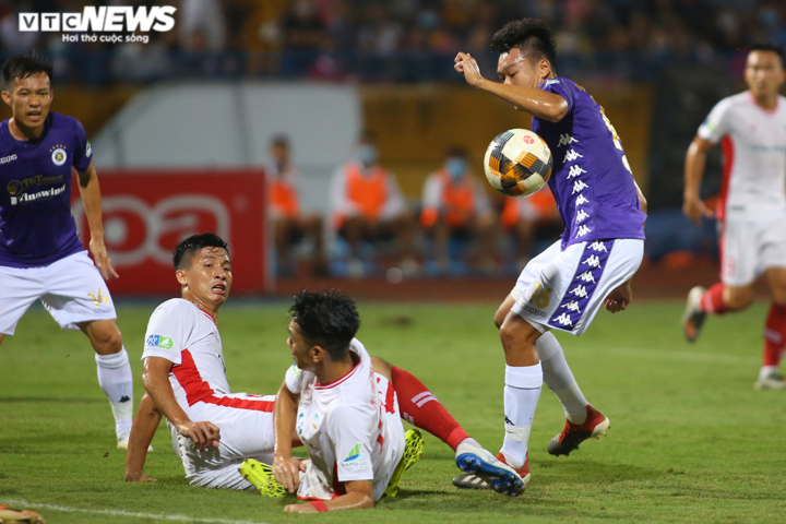 Hà Nội FC thắng ngược trong 6 phút, Quế Ngọc Hải cau có cãi nhau với đồng đội - 5