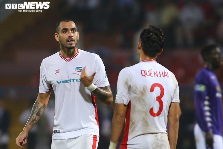 Hà Nội FC thắng ngược trong 6 phút, Quế Ngọc Hải cau có cãi nhau với đồng đội - 12