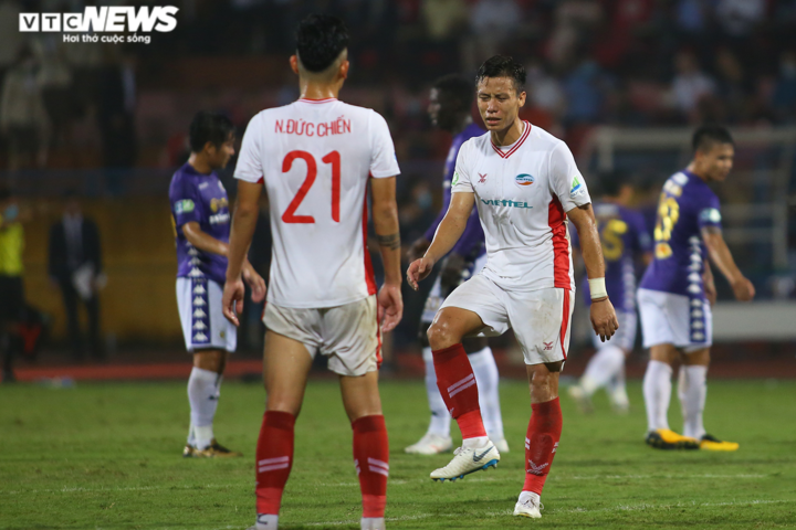 Hà Nội FC thắng ngược trong 6 phút, Quế Ngọc Hải cau có cãi nhau với đồng đội - 11