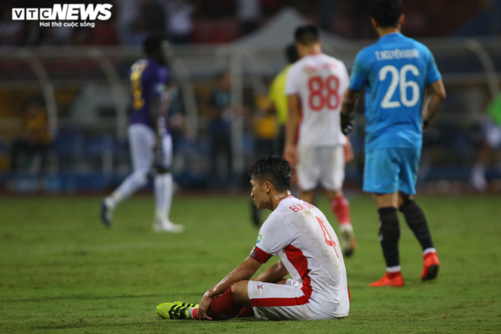 Hà Nội FC thắng ngược trong 6 phút, Quế Ngọc Hải cau có cãi nhau với đồng đội - 9