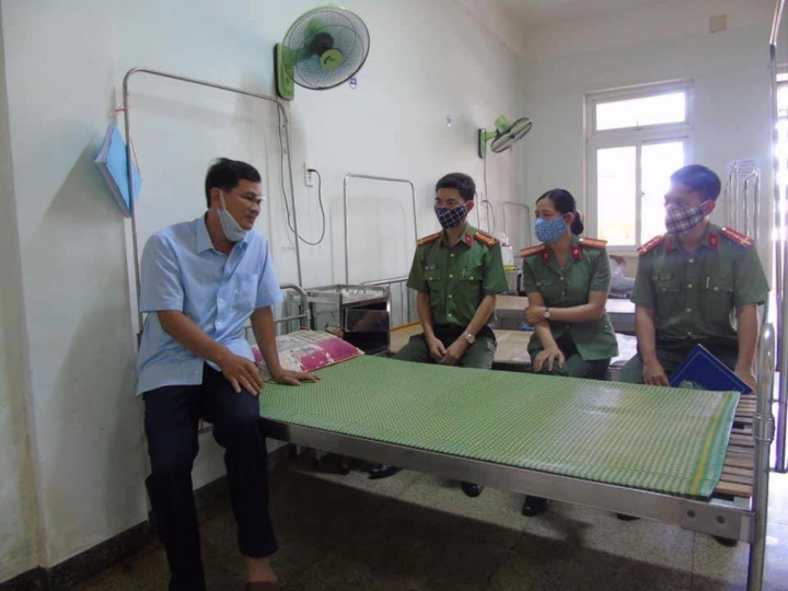 Bắt kẻ ngáo đá tấn công đại úy công an bị thương - 1