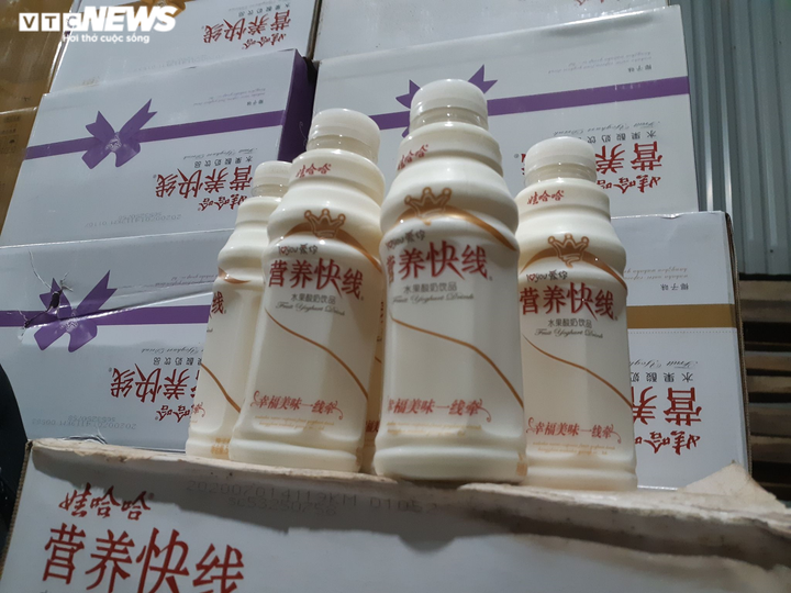 Thu giữ hơn 10 nghìn chai sữa chua Trung Quốc không có giấy tờ hợp lệ - 1