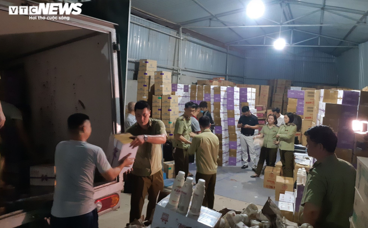 Thu giữ hơn 10 nghìn chai sữa chua Trung Quốc không có giấy tờ hợp lệ - 2