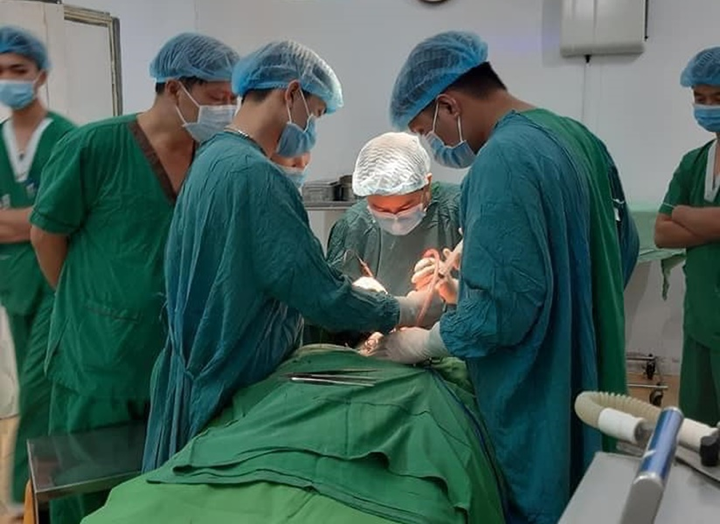 Cứu bé trai 12 tuổi bị cành cây đâm xuyên cổ - 1