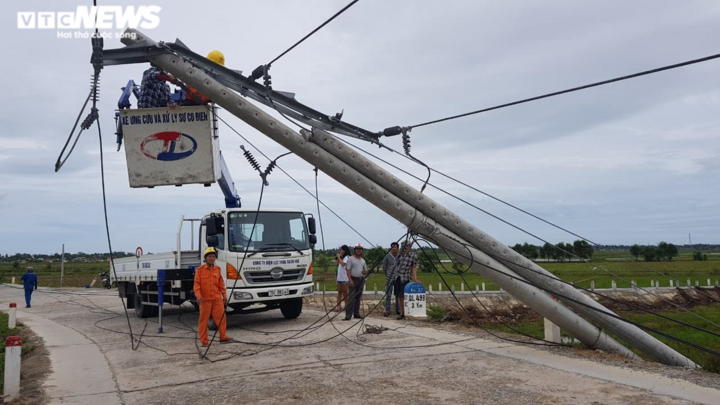 Vì sao bão không lớn nhưng hơn 400 cột điện ở Huế bị gãy đổ? - 1