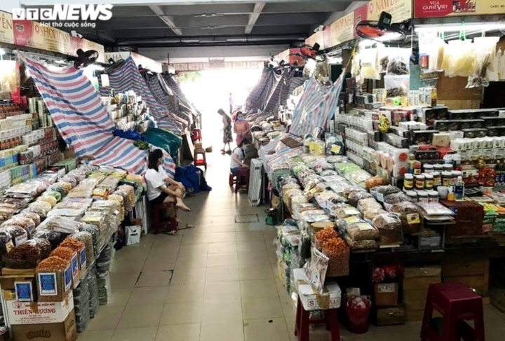 Sau dịch COVID-19, tiểu thương các chợ Đà Nẵng mỏi mòn đợi khách - 2
