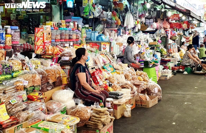 Sau dịch COVID-19, tiểu thương các chợ Đà Nẵng mỏi mòn đợi khách - 3