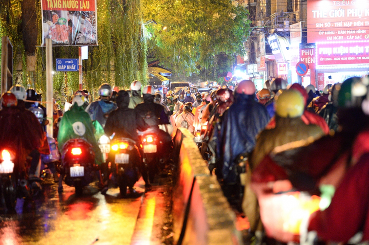 Ảnh: Mưa lớn kéo dài, đường phố Hà Nội ùn tắc hàng giờ liền - 6