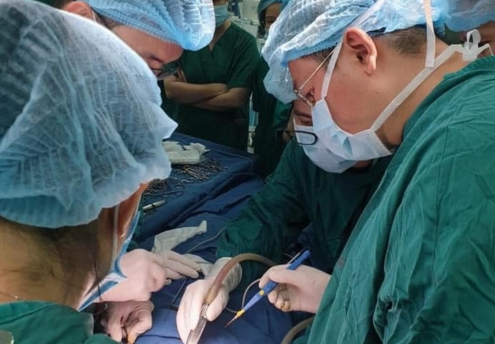 Hai giờ cứu bé trai 7 tuổi bị kéo đâm xuyên cổ - 1