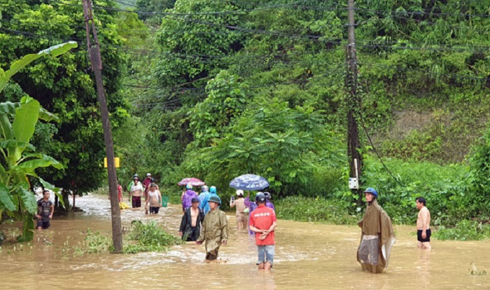Mưa to ở Lào Cai gây ngập nặng, sạt lở hàng loạt tuyến đường - 1