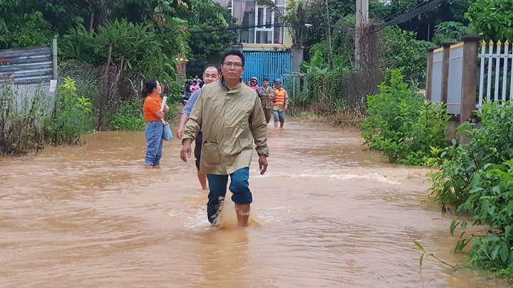 Lũ dâng cao, Bình Phước di dời hàng trăm người, nhiều căn nhà bị ảnh hưởng - 1