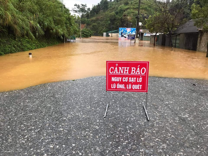 Mưa to ở Lào Cai gây ngập nặng, sạt lở hàng loạt tuyến đường - 2