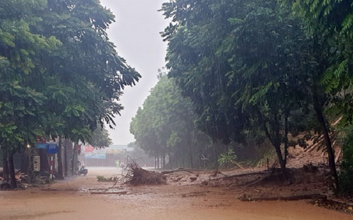 Mưa to ở Lào Cai gây ngập nặng, sạt lở hàng loạt tuyến đường - 5