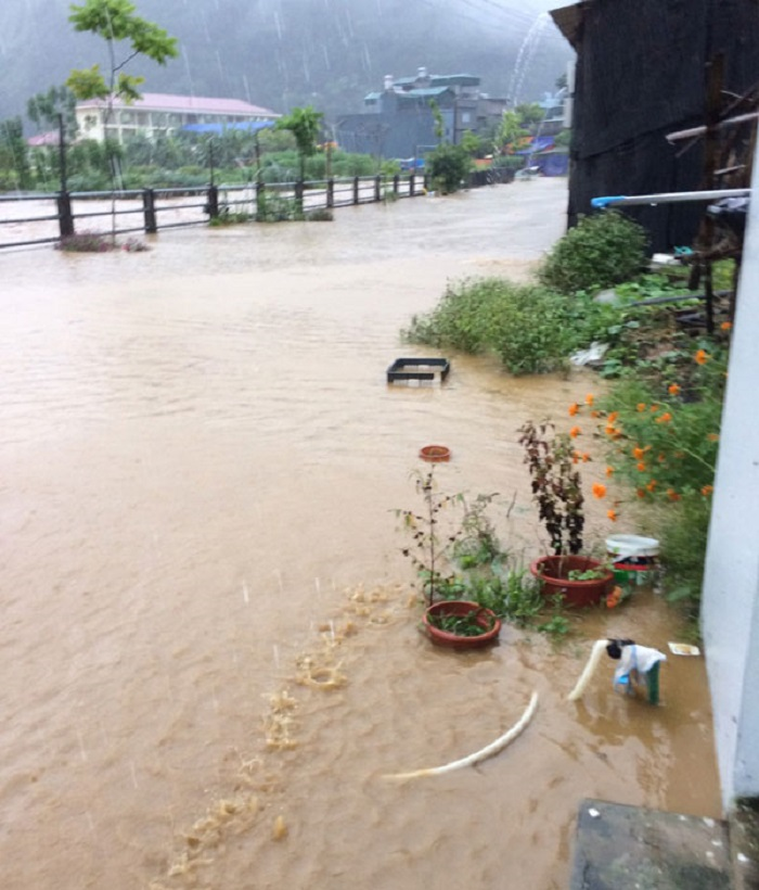 Mưa to ở Lào Cai gây ngập nặng, sạt lở hàng loạt tuyến đường - 6