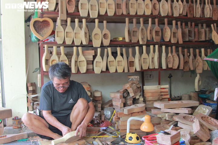 Nghệ nhân duy nhất của làng mộc đau đáu giữ nghề đục khuôn bánh trung thu - 4