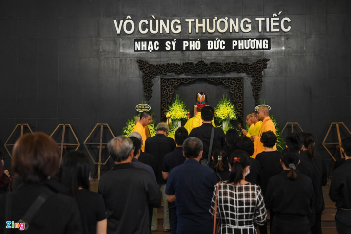 Nhạc sĩ Nguyễn Cường đứng lặng bên linh cữu nhạc sĩ Phó Đức Phương - 16