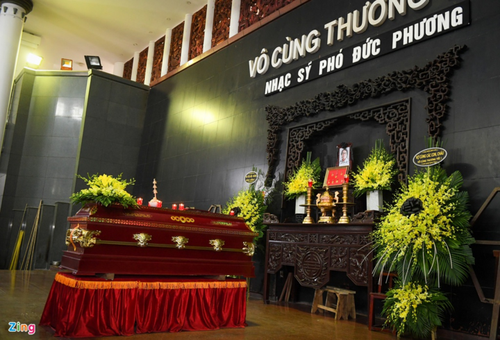 Nhạc sĩ Nguyễn Cường đứng lặng bên linh cữu nhạc sĩ Phó Đức Phương - 17