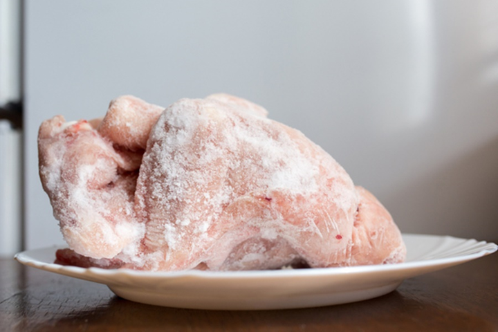 Bỏ ngay thói quen rã đông thịt kiểu này nếu không muốn ngộ độc thực phẩm - 1