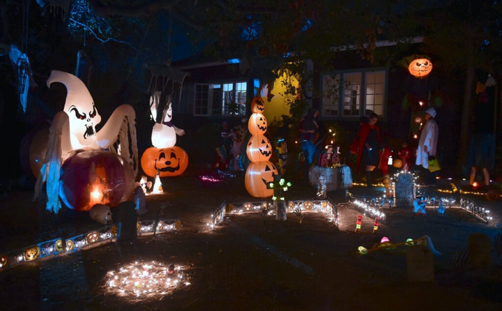 Halloween vắng bóng những 'con ma vui nhộn' vì COVID-19 - 2
