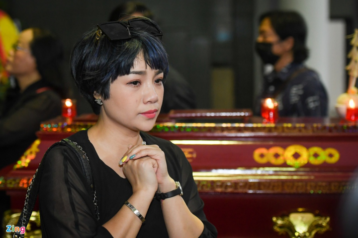 Nhạc sĩ Nguyễn Cường đứng lặng bên linh cữu nhạc sĩ Phó Đức Phương - 7