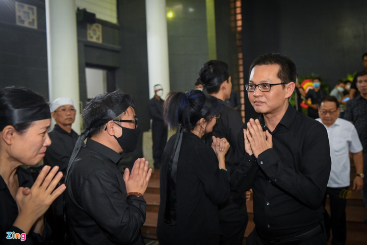 Nhạc sĩ Nguyễn Cường đứng lặng bên linh cữu nhạc sĩ Phó Đức Phương - 8