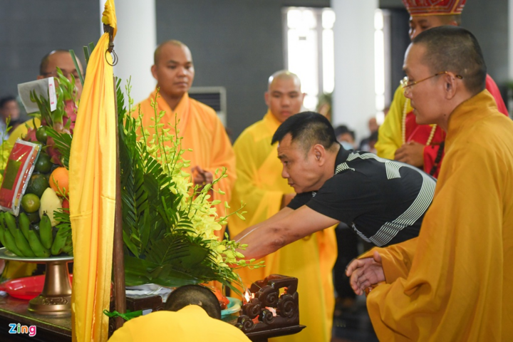 Nhạc sĩ Nguyễn Cường đứng lặng bên linh cữu nhạc sĩ Phó Đức Phương - 14