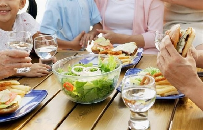 Dù khát đến mấy bạn cũng không nên uống nước vào thời điểm này - 1