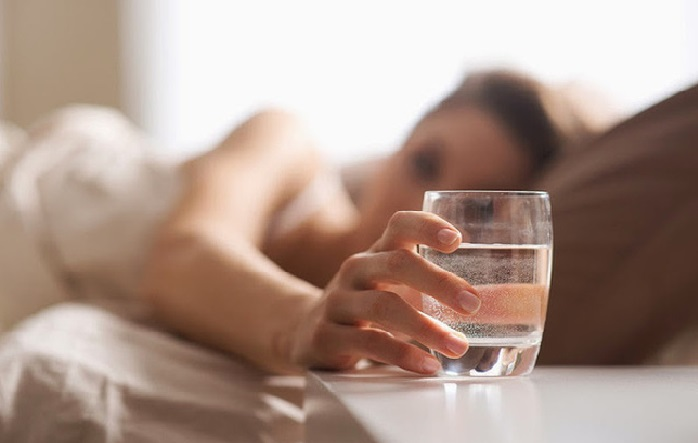 Dù khát đến mấy bạn cũng không nên uống nước vào thời điểm này - 2