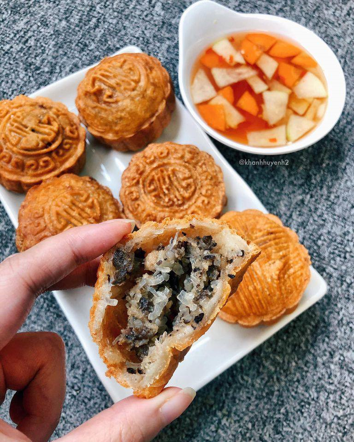 'Sốt xình xịch' món bánh trung thu rán nóng hổi, vừa thổi vừa ăn - 2