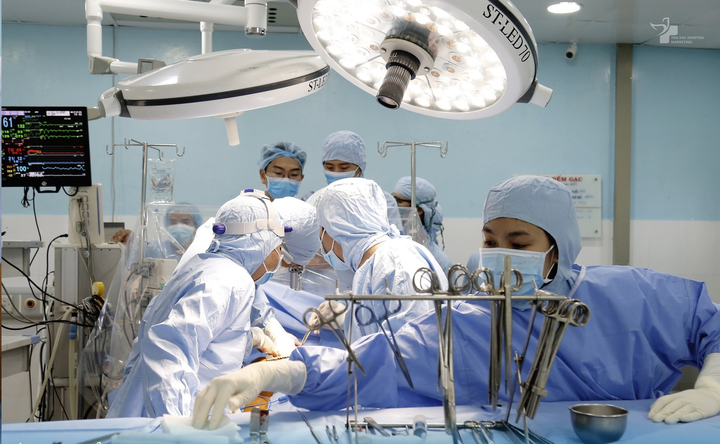 Thực hiện cùng lúc 2 ca mổ tim ở bệnh nhân lớn tuổi có nhiều bệnh nền - 1